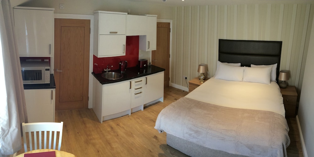 Superior Studio, 1 Double Bed, Annex Building (No lift access, £200 security deposit) photo 1