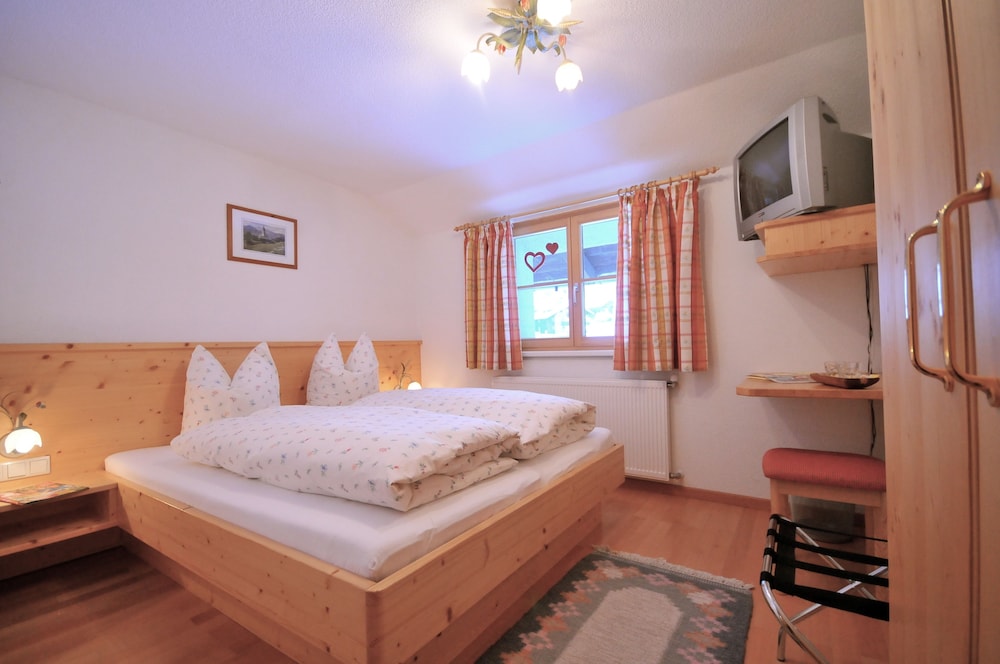 Classic Double Room, Mountain View (Alpenveilchen (No Cleaning Fee)) photo 1
