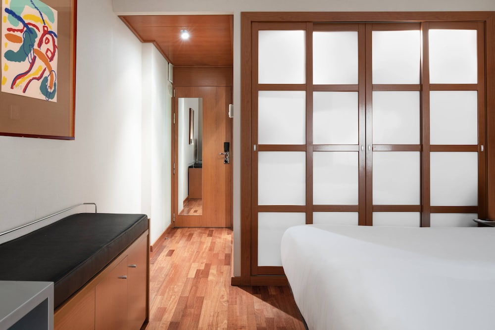 Standard Room, 1 Queen Bed thumbnail 5