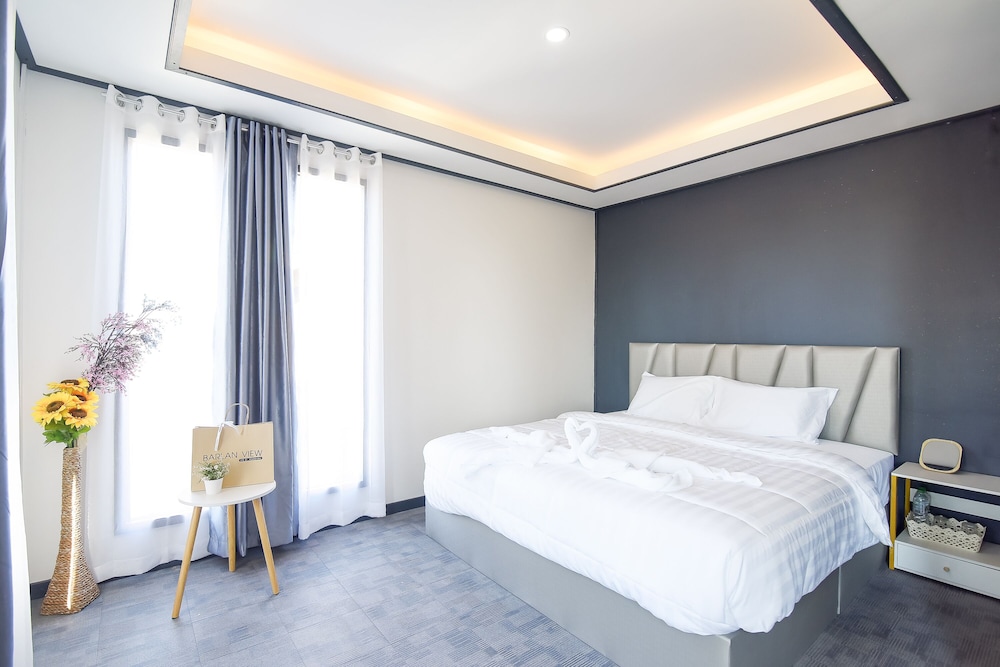 Deluxe with Mountain Room - Photo 1