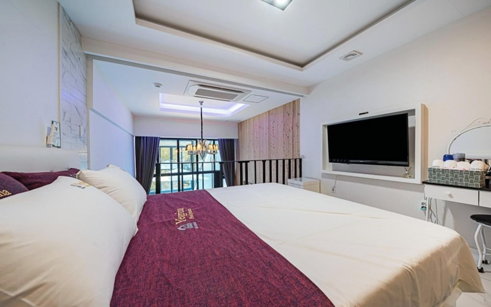 Room (In the green (no heated swimming pool) photo 1