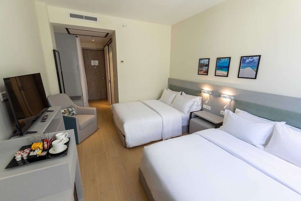 Premier Room, 2 Queen Beds, Courtyard View photo 3