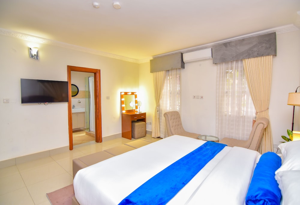 Executive Room, 1 King Bed, Pool View
