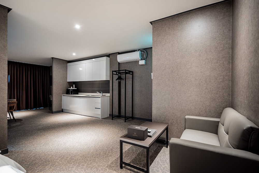Room, Terrace - Photo 8