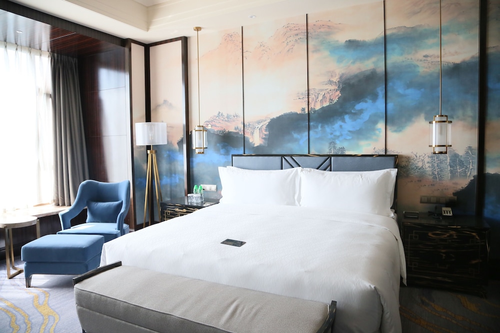 Deluxe Sea View Room with King Size Bed - Photo 5