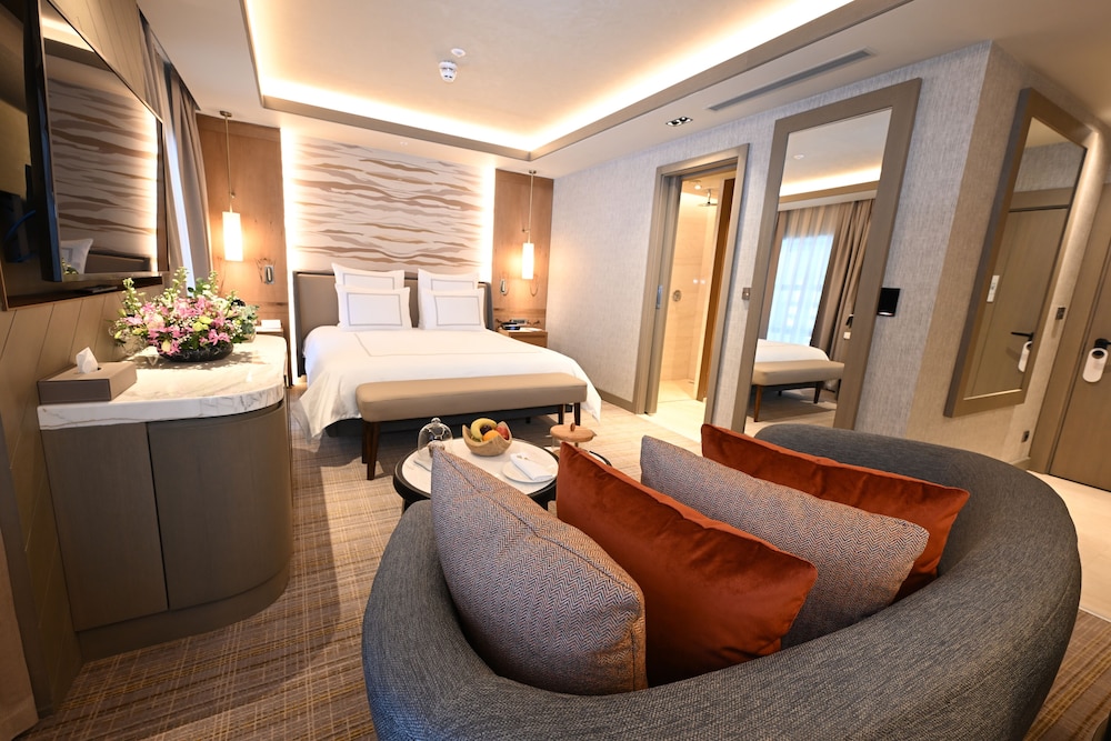 Swiss, Superior Room, 1 King Bed - Photo 2