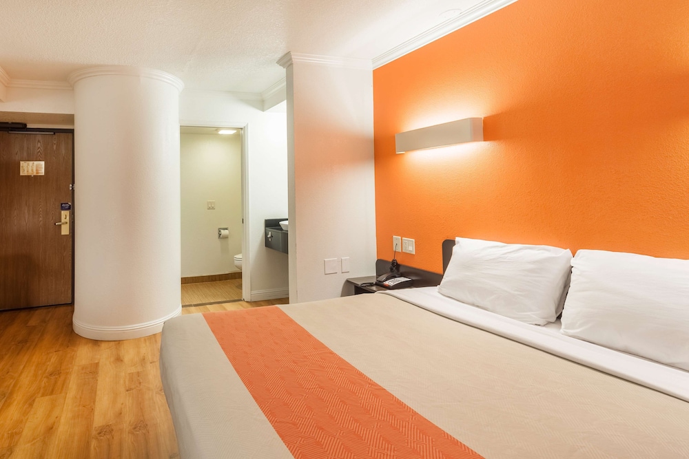Standard Room, 1 Queen Bed, Non Smoking, Refrigerator & Microwave - Photo 2