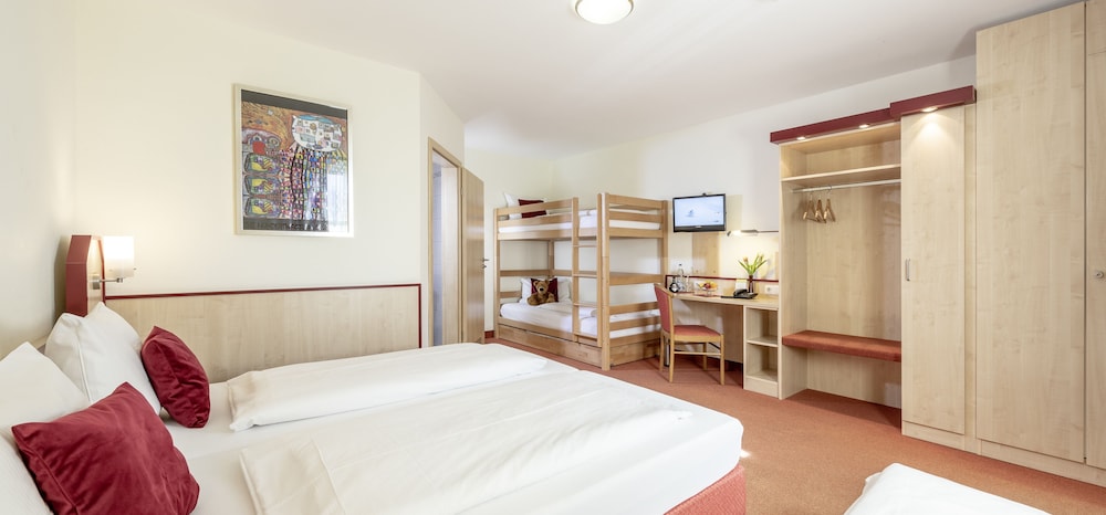 Five-bedded Room photo 1
