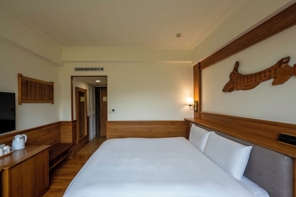 Signature Suite, 1 Queen Bed, Mountain View photo 3
