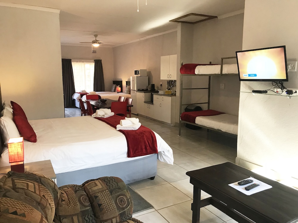 Deluxe Studio Suite, Multiple Beds, Kitchen photo 1