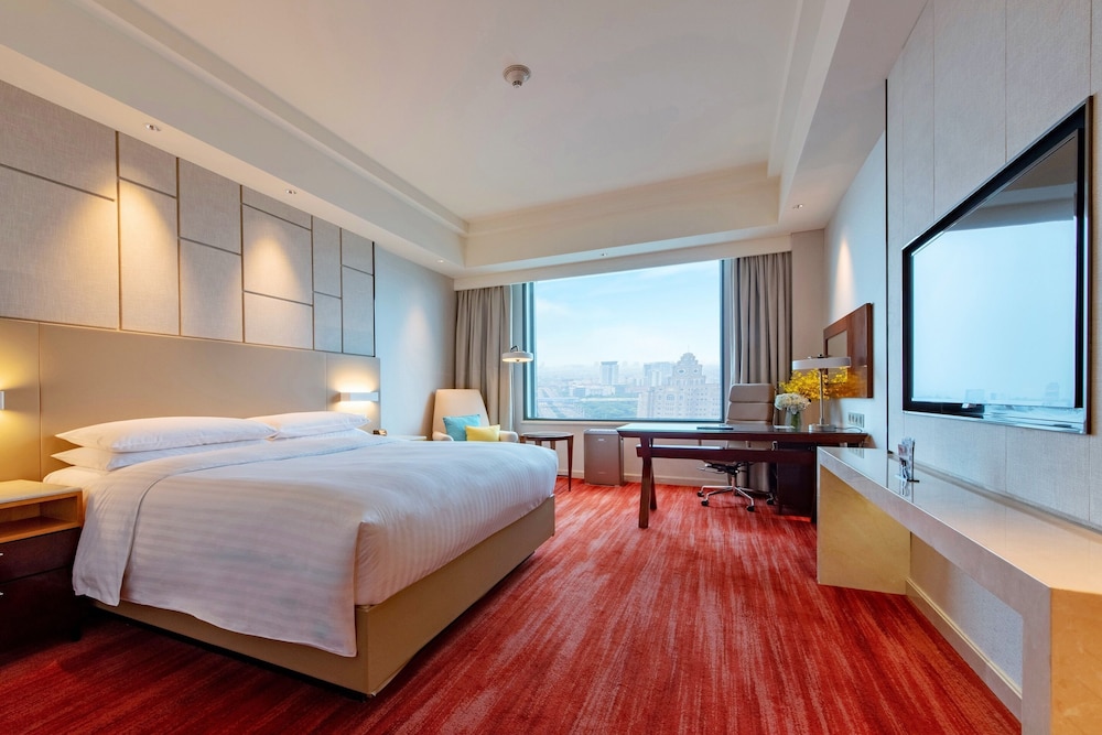 Club Room, 1 King Bed, City View - Photo 2