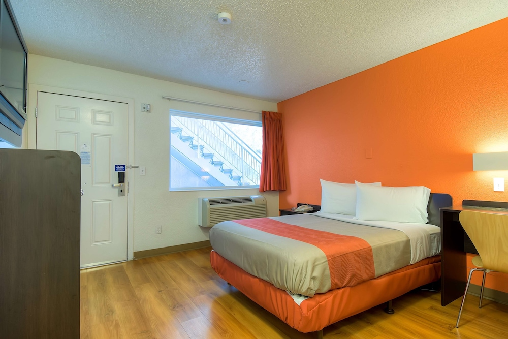 Standard Room, 2 Double Beds, Non Smoking photo 3