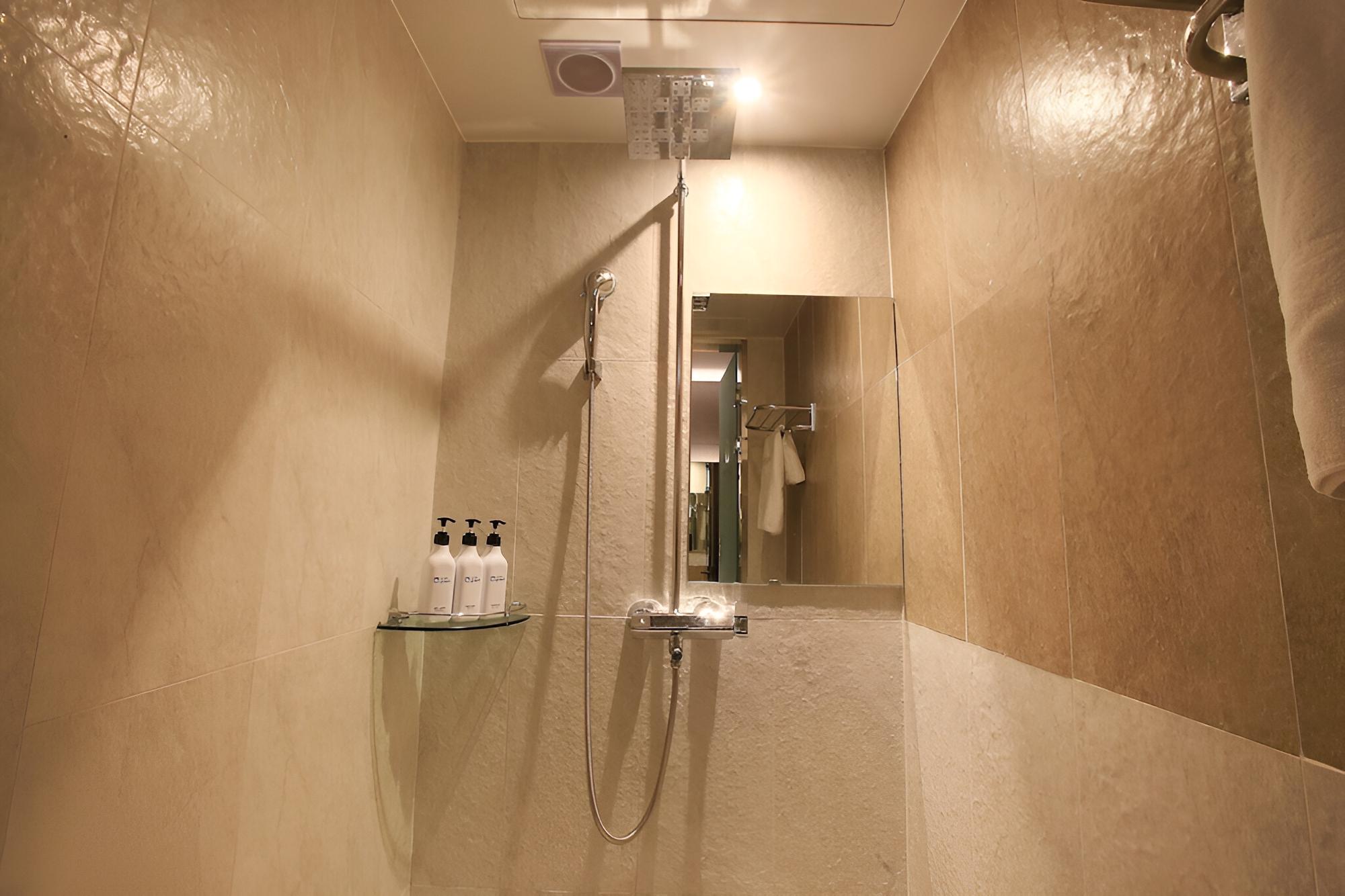 Room (Standard Room) - Photo 29