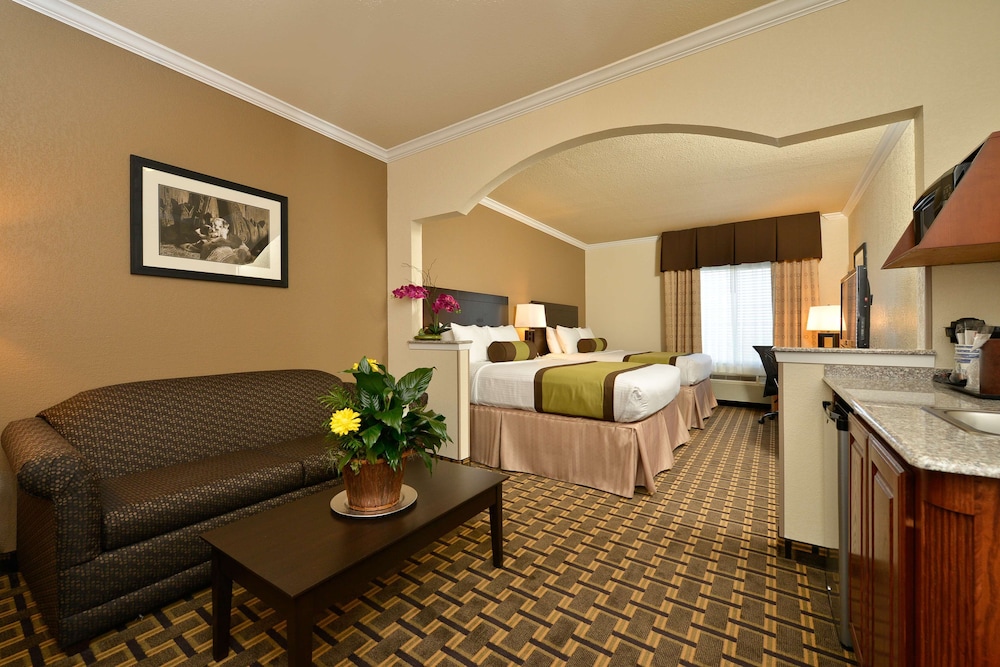 Suite, 2 Queen Beds, Non Smoking (with Sofabed) - Photo 1