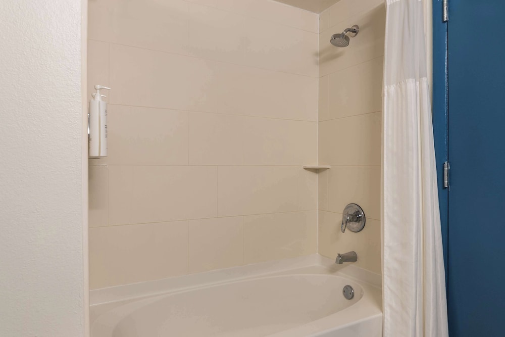 Room, 2 Queen Beds, Non Smoking - Photo 7