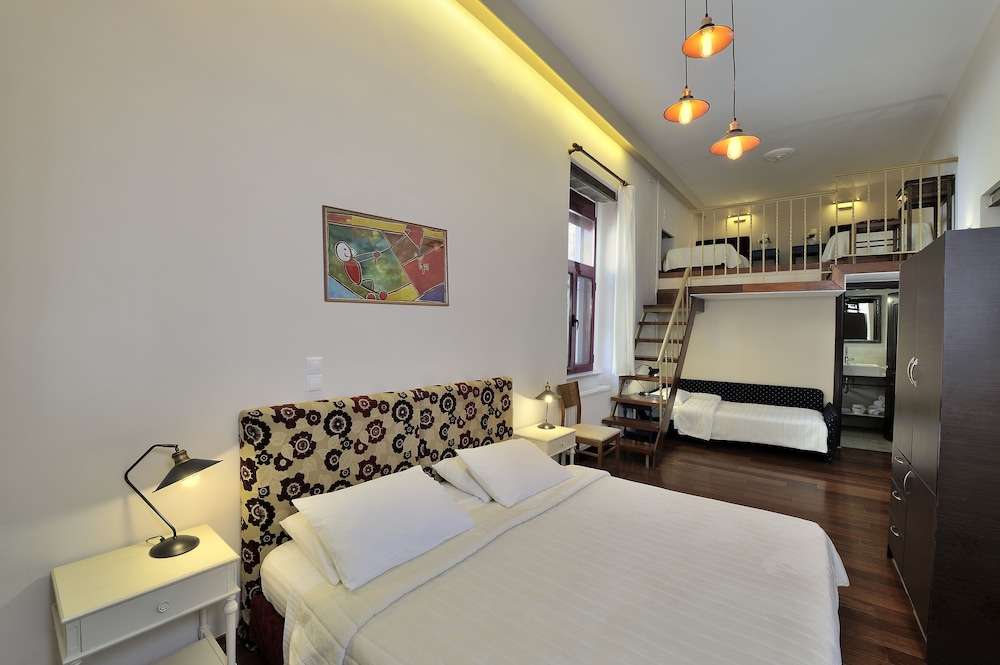 Room (Quintuple)