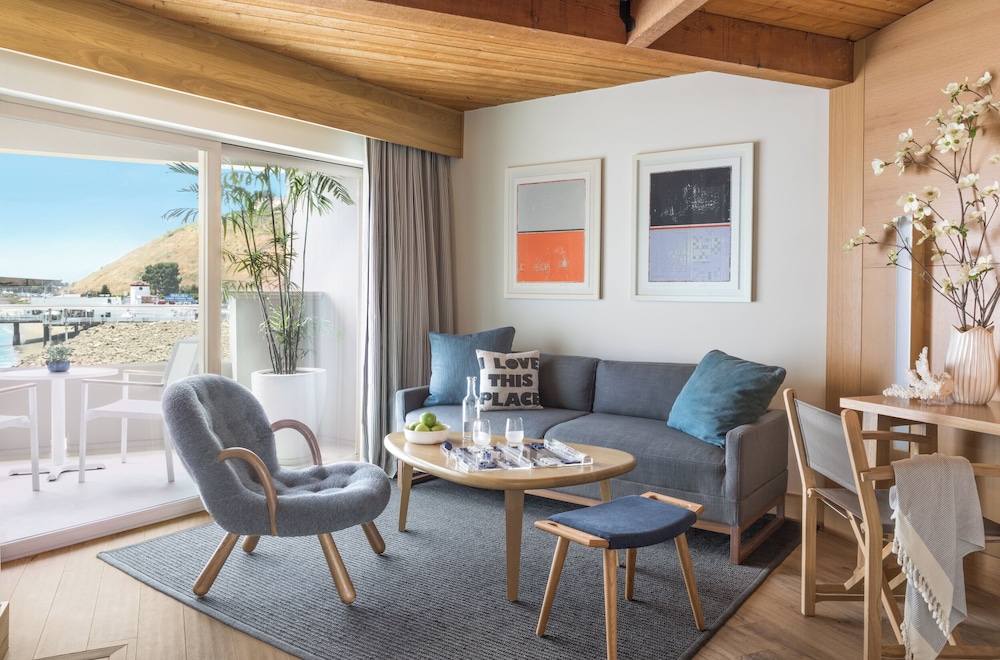 Room, 1 King Bed, Balcony, Harbor View (Fireplace) - Photo 3
