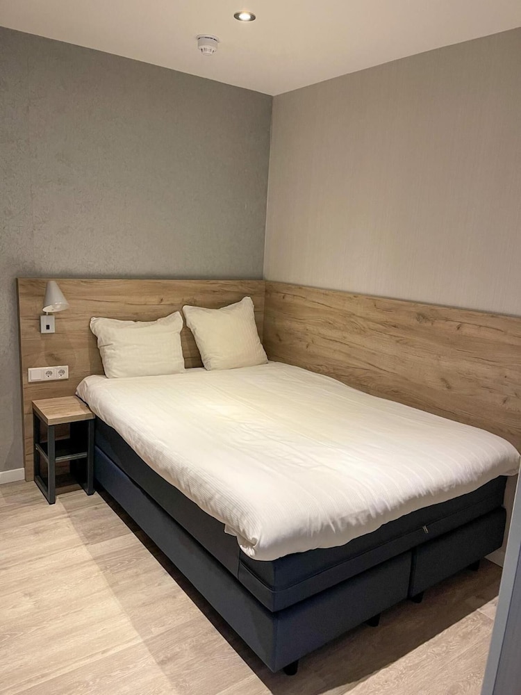 Small Double Room without window photo 3