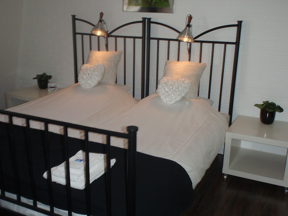 Comfort Room, 2 Twin Beds, Patio photo 2