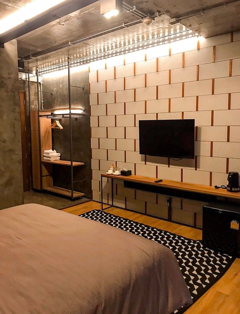 Urban King Bed - Photo 3