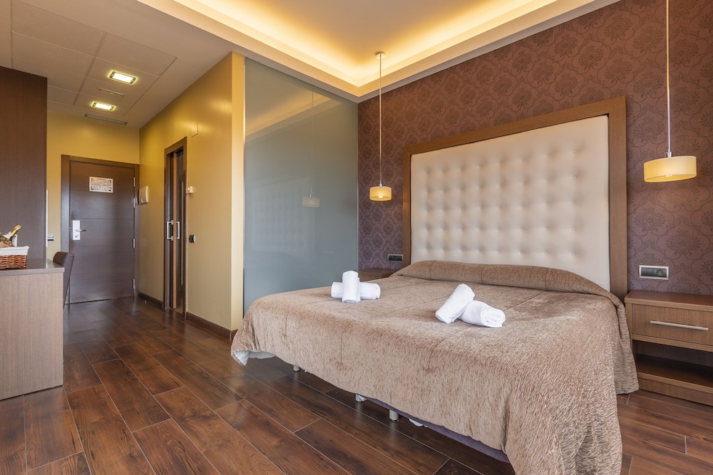 Standard Double or Twin Room - Photo 10