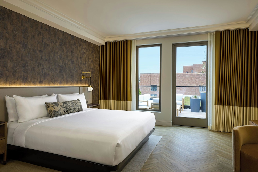 Room, 1 King Bed, Terrace (Mobility/Hearing Access, Roll-in Shwr)