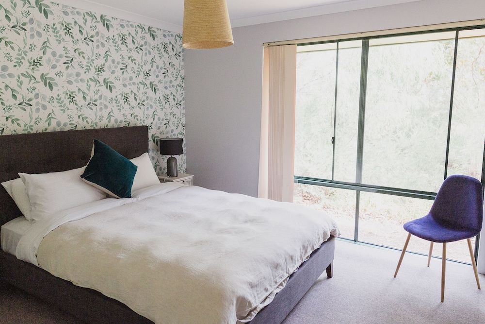 Deluxe Cottage, 4 Bedrooms, Fireplace, Garden View photo 2
