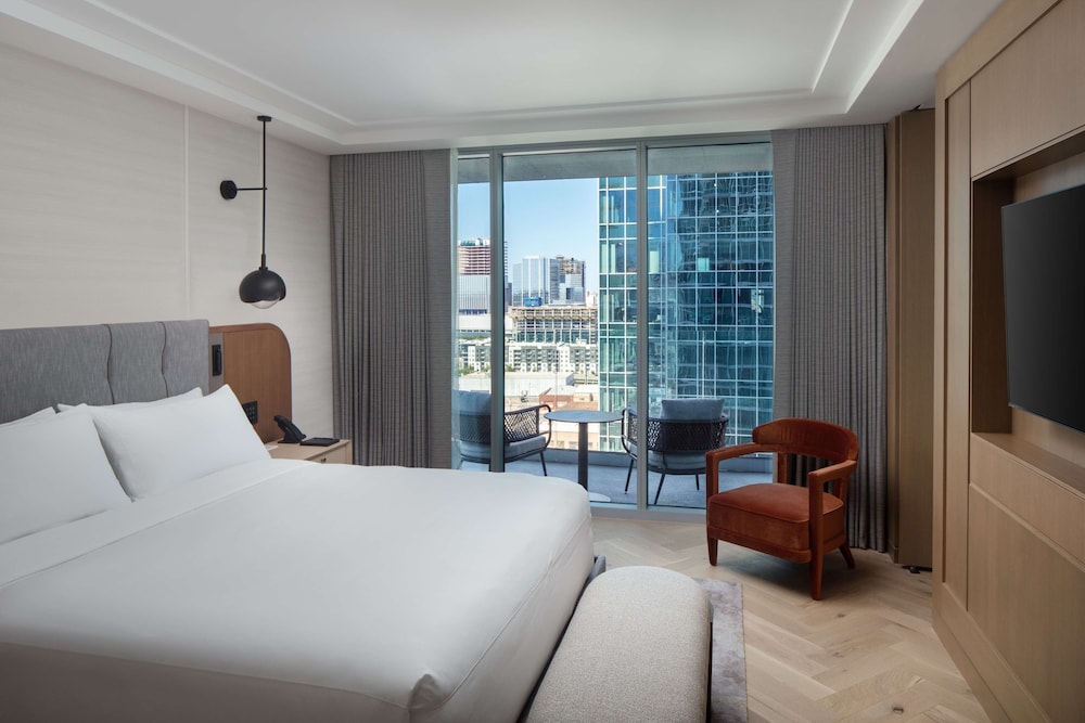 Suite, 2 Bedrooms, Balcony - Photo 3