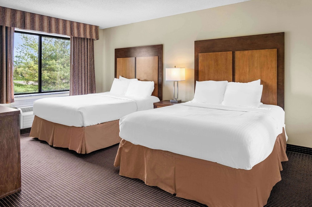 Standard Room, 2 Queen Beds, Non Smoking - Photo 1