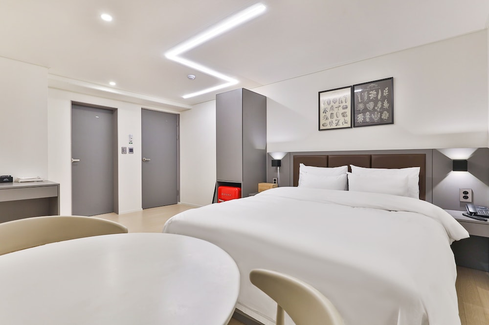 Premier Double Room - Samsung Air Dresser, Samsung 70" Smart TV Included - Photo 13