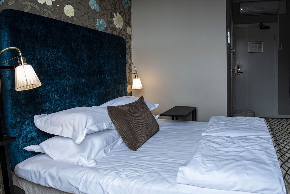 Standard Room, 1 Double Bed, Non Smoking (Small double room) - Photo 4