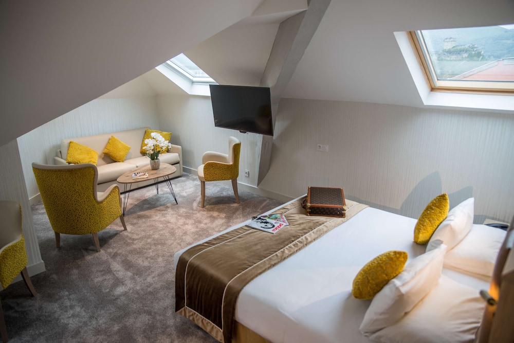 Family Suite, 1 King Bed with Sofa bed, Non Smoking (with Sofabed) photo 3