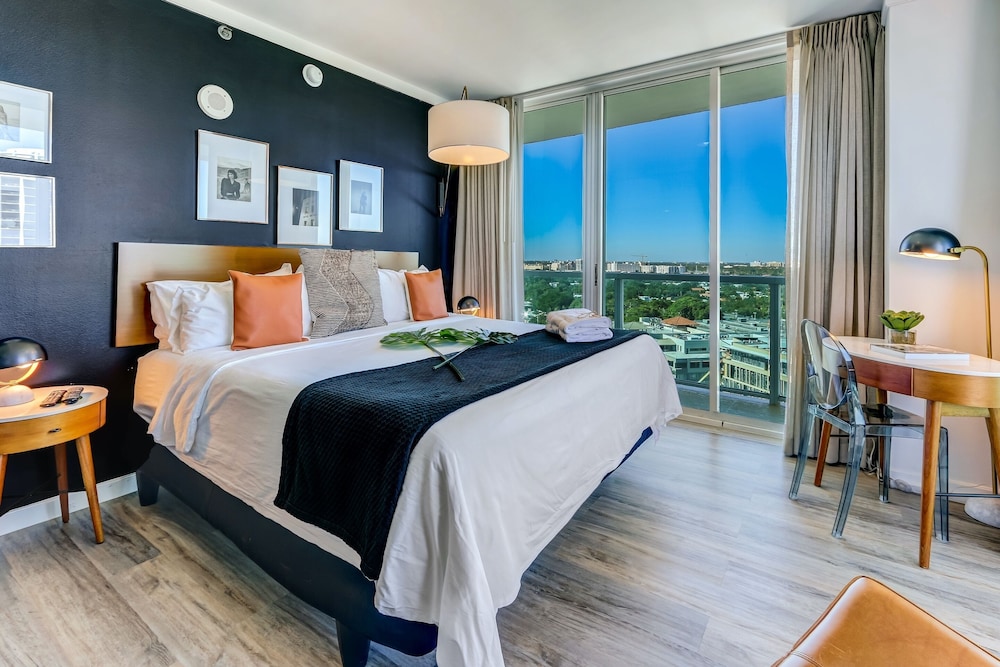 Incredible City & Partial Bay View Corner Deluxe Studio in Coconut Grove photo 2