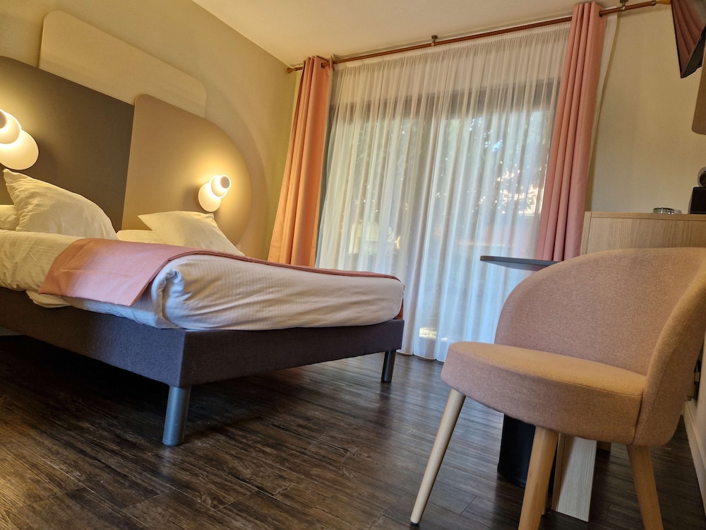 Standard Room, 1 Queen Bed, Non Smoking, Terrace - Photo 6
