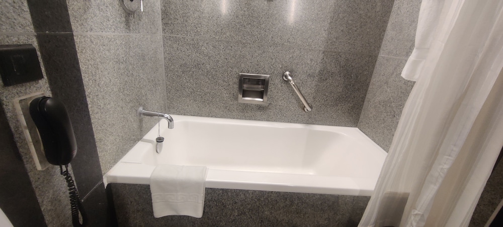 Executive Suite, 2 Twin Beds - Photo 7