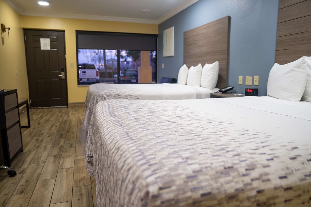 Room, 2 Queen Beds, Accessible, Non Smoking - Photo 3
