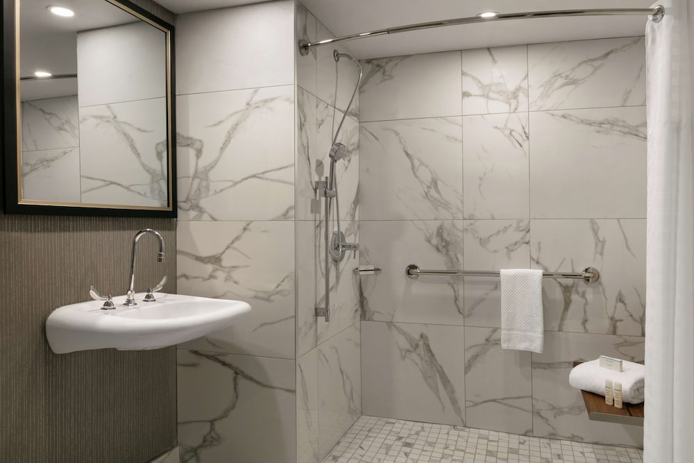 Suite, 1 Queen Bed, Accessible (Roll-In Shower) - Photo 2