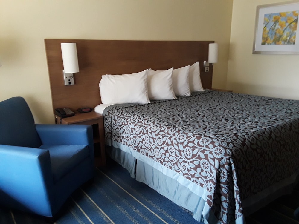 Room, 1 King Bed, Accessible, Non Smoking (Mobility) - Photo 3