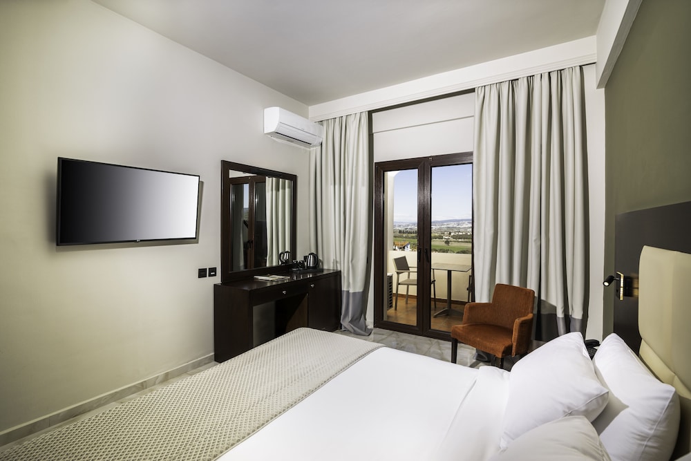 Superior Double Room Single Use, Pool View photo 1