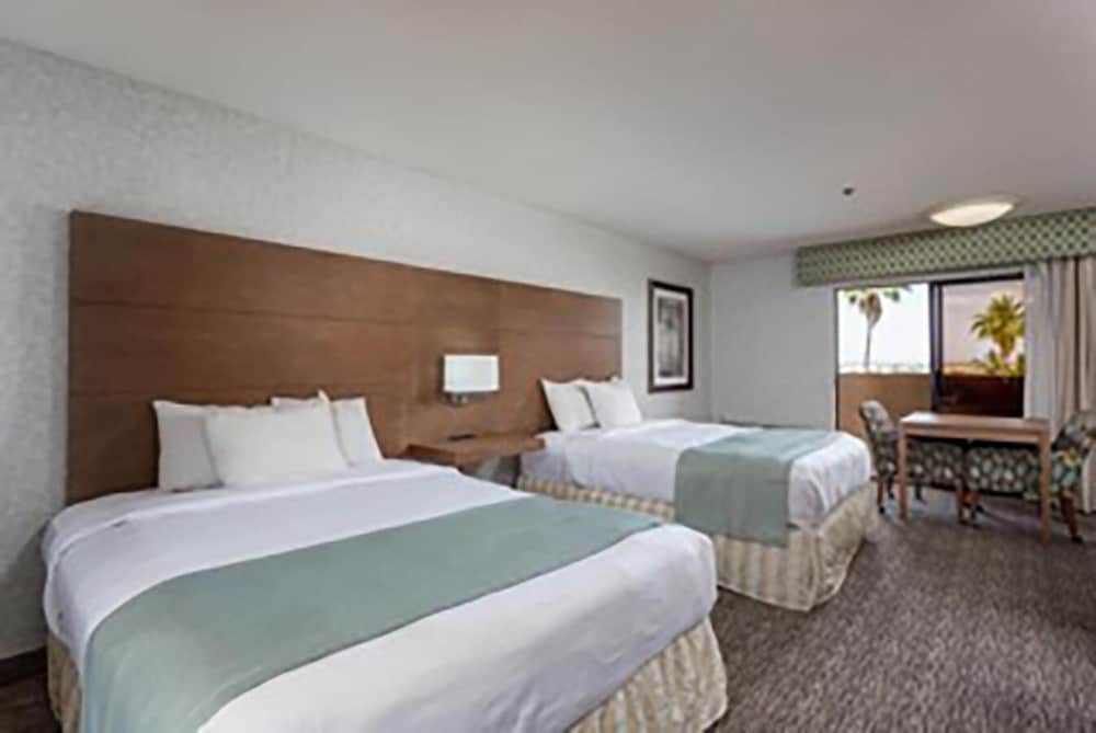 Standard Room, 2 Queen Beds - Photo 4