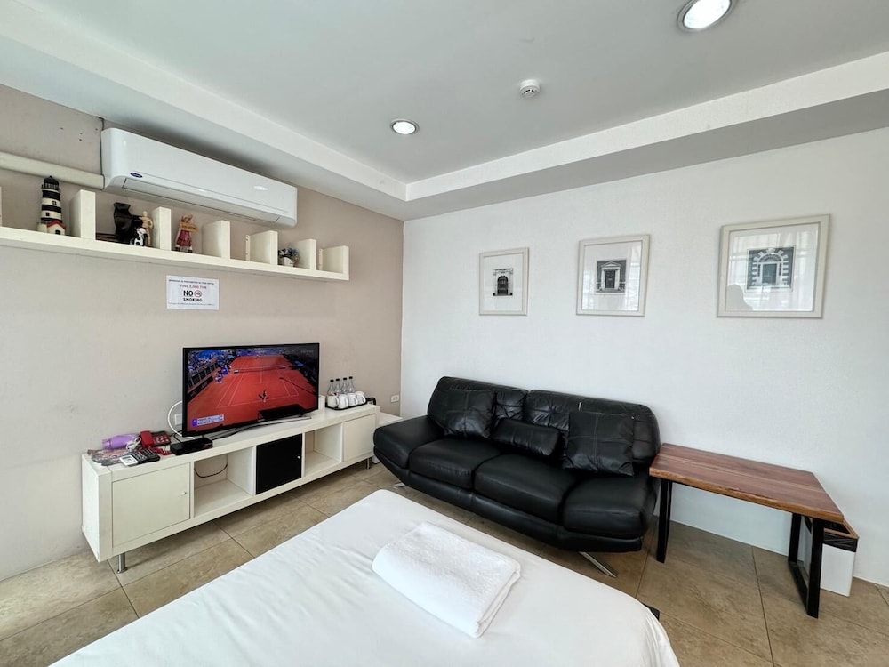 Family Studio Suite, City View (Elevator Available) photo 3