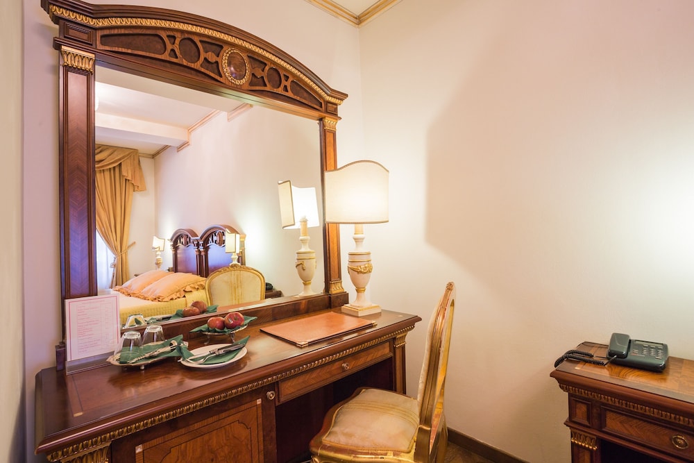 Standard Double Room - Photo 8