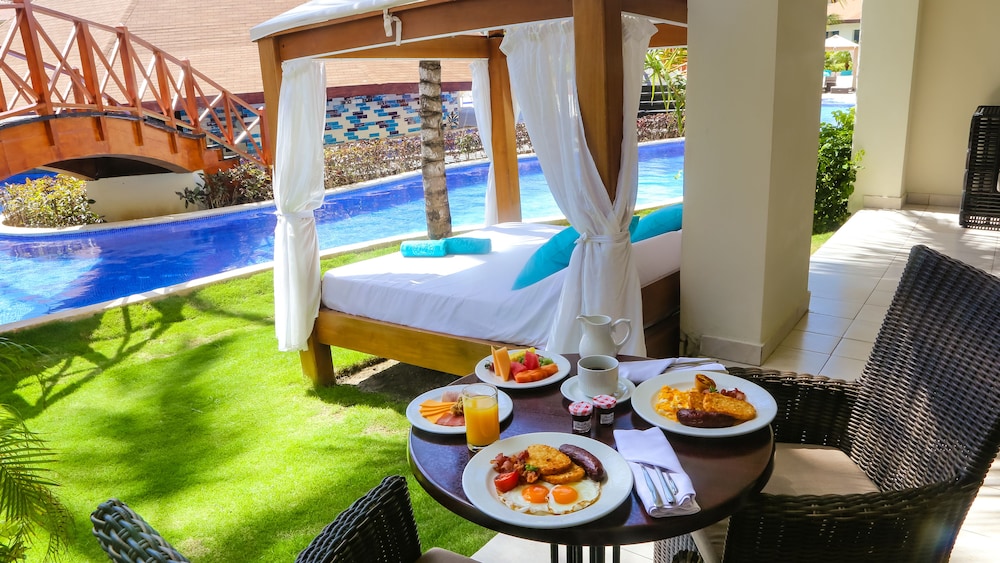 Swim Up Suite Outdoor Jacuzzi