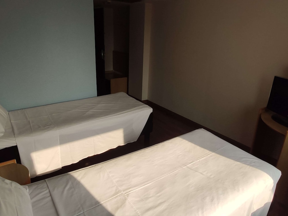 Standard Triple Room, 3 Twin Beds - Photo 6
