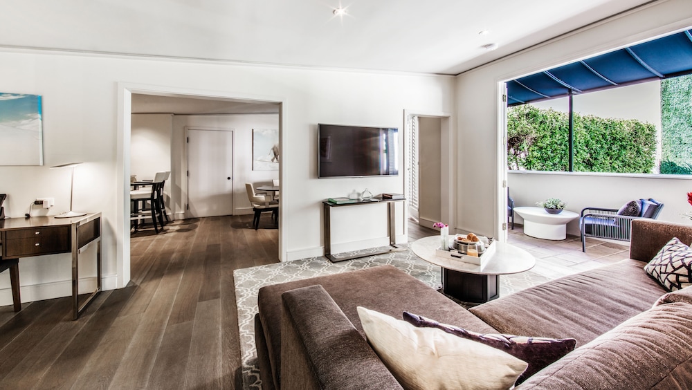 Luxury Suite with Pool View