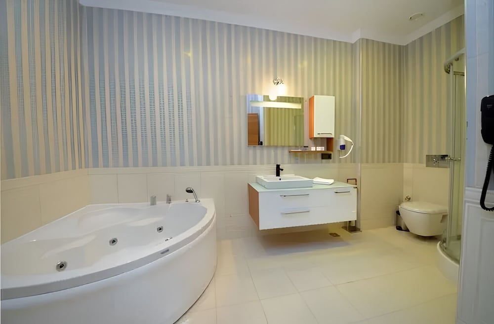 Comfort Suite, 1 Bedroom, Jetted Tub photo 3