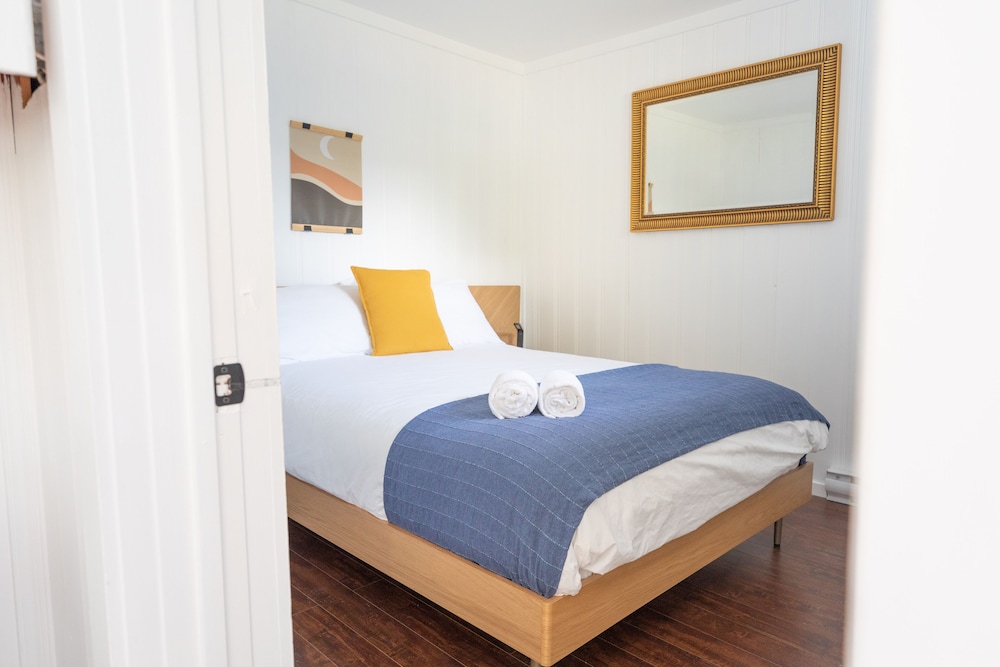 Cabin, 1 Queen Bed with Sofa bed, Fireplace, Partial Lake View