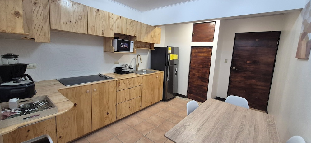 Superior Studio, 1 King Bed, Kitchen photo 3