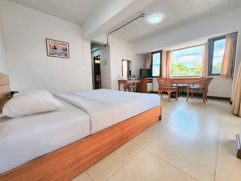 Grand Room, 1 King Bed photo 3