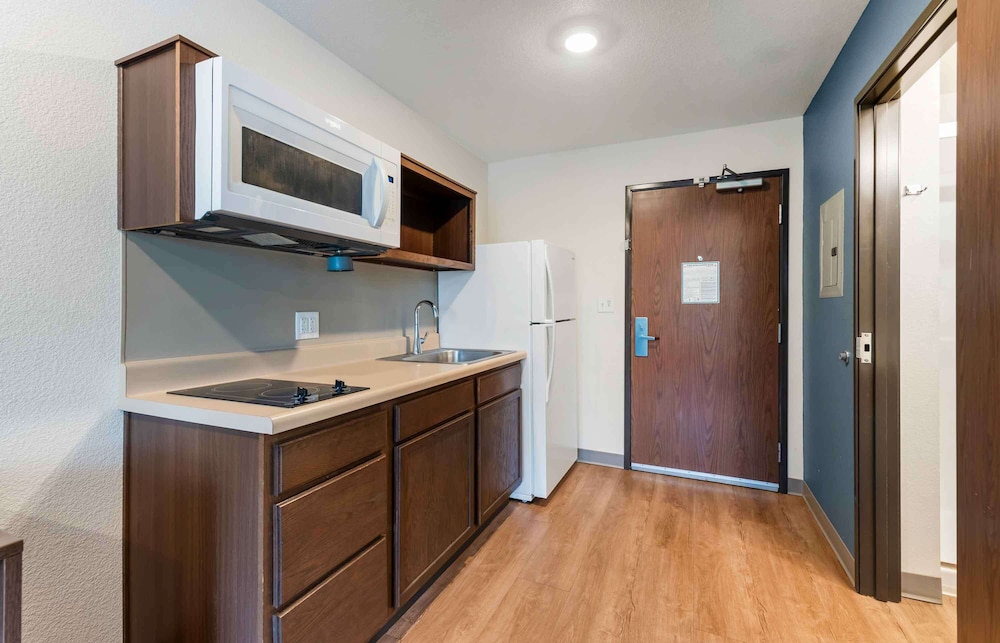Standard Studio, 1 Queen Bed, Non Smoking, Refrigerator & Microwave photo 3